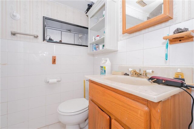 4070 Victory Blvd, Staten Island, NY 10314 - bathroom featuring tile walls, vanity, and tasteful backsplash