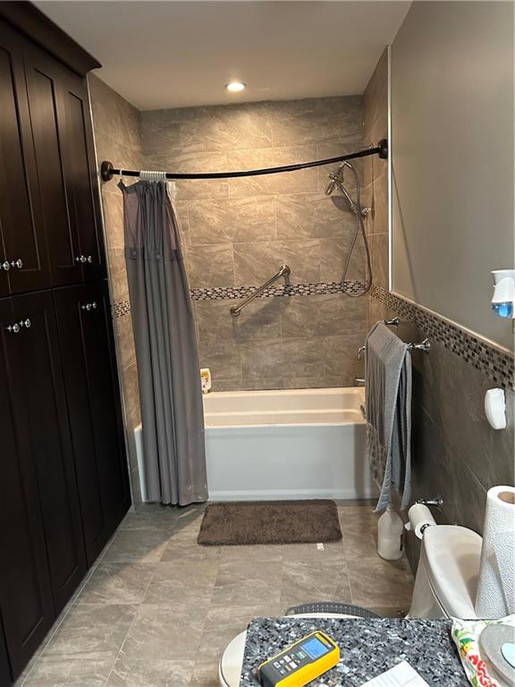30 Regis Dr Unit 76, Staten Island, NY 10314 - full bath featuring shower / tub combo and tile walls