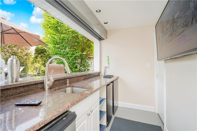 274 S Railroad St, Staten Island, NY 10312 - view of patio featuring a sink
