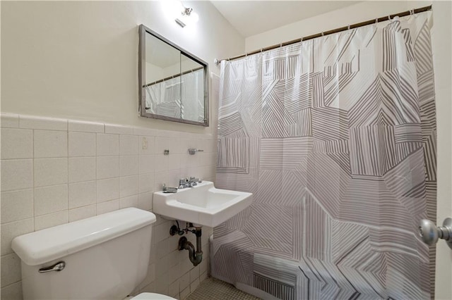185 Hall St Unit 614, Brooklyn, NY 11205 - full bathroom with tile walls, a shower with shower curtain, and wainscoting