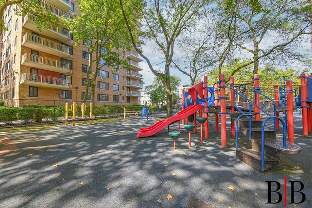 185 Hall St Unit 614, Brooklyn, NY 11205 - view of community play area