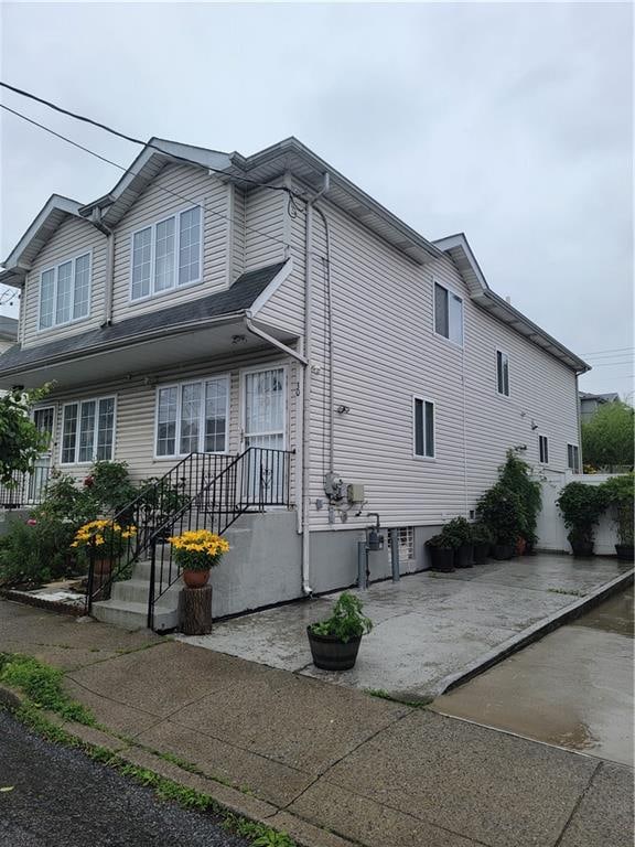 30 Winegar Ln, Staten Island, NY 10310 - view of side of home with a patio
