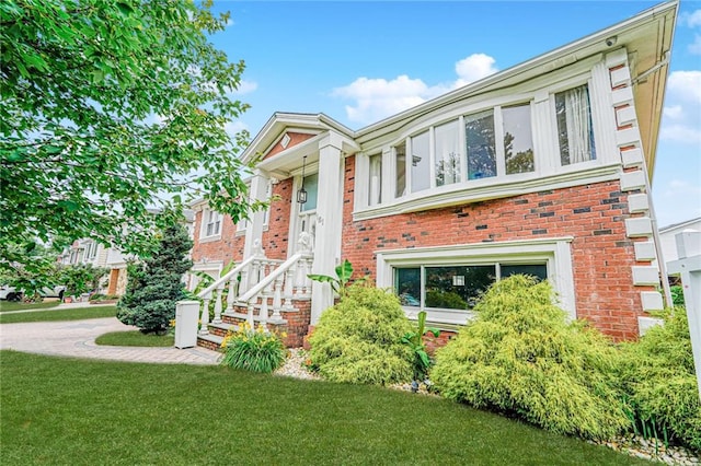 161 Ravenhurst Ave, Staten Island, NY 10310 - view of front of property with brick siding and a front yard