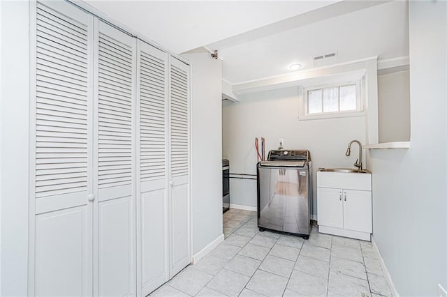 161 Ravenhurst Ave, Staten Island, NY 10310 - kitchen with washer / dryer and a sink