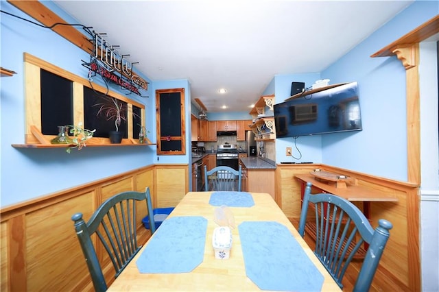 15 Allison Pl, Staten Island, NY 10306 - dining area featuring wainscoting and recessed lighting
