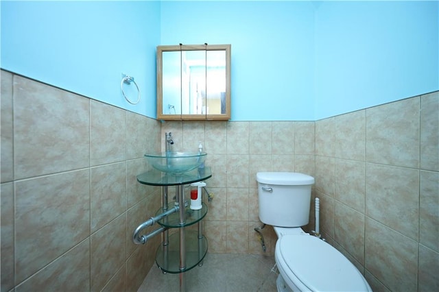 300A Andros Ave, Staten Island, NY 10303 - bathroom featuring tile walls, wainscoting, and tile patterned floors