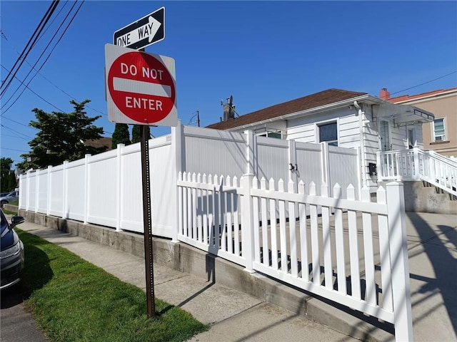 268 Nelson Ave, Staten Island, NY 10308 - view of property's community featuring a fenced front yard