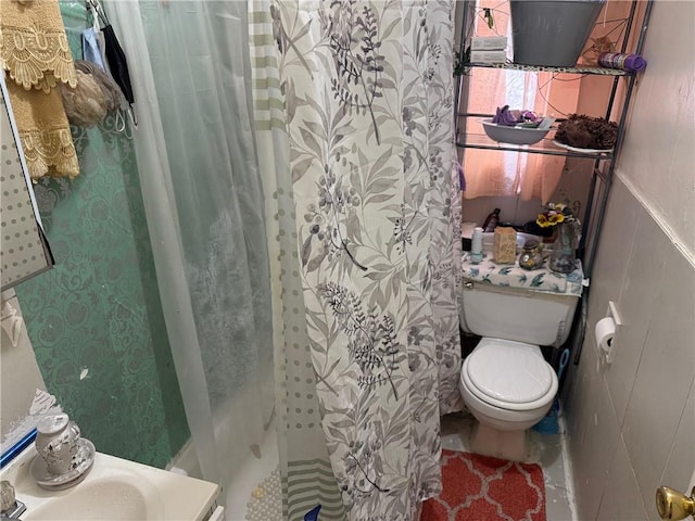 582 Williams Ave, Brooklyn, NY 11207 - full bath featuring toilet and a shower with shower curtain