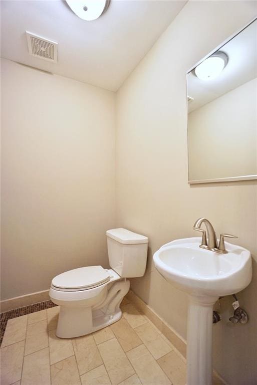 90 Bay Street Lndg Unit 4B, Staten Island, NY 10301 - bathroom with toilet and baseboards