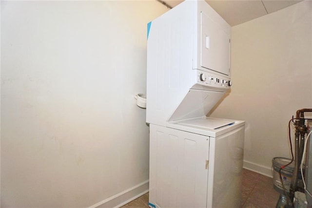 90 Bay Street Lndg Unit 4B, Staten Island, NY 10301 - laundry room featuring stacked washer / dryer and baseboards