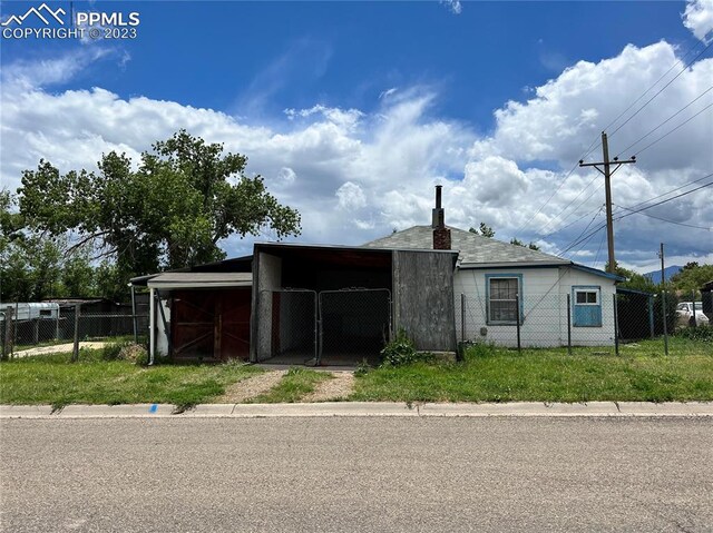 view of front of house with a carport