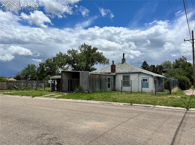 view of front of property with a front yard