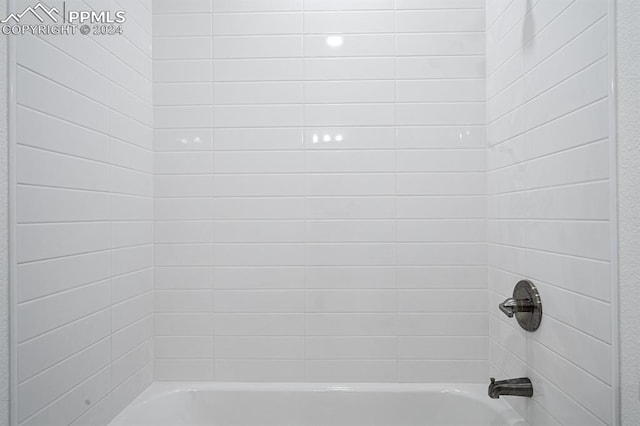 bathroom featuring tiled shower / bath