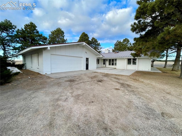 single story home featuring a garage