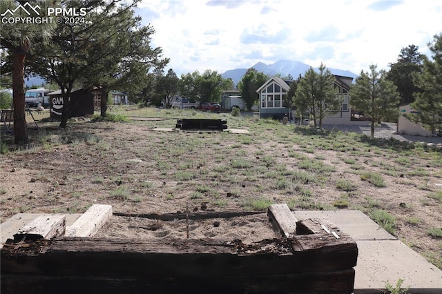 view of yard with a mountain view