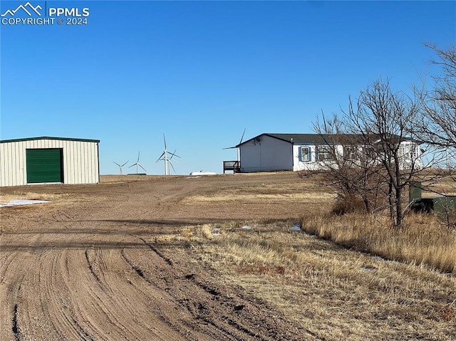 view of yard with an outbuilding