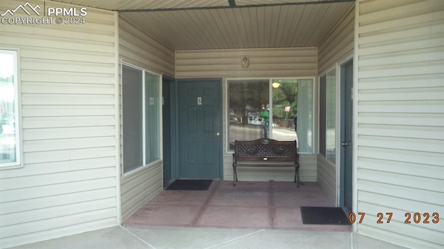 entrance to property featuring covered porch