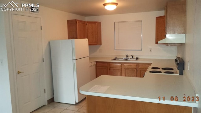 kitchen with sink, kitchen peninsula, white appliances, and light tile patterned floors