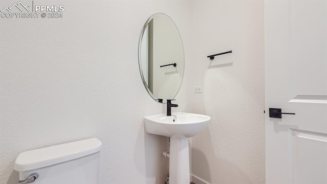 bathroom featuring sink and toilet