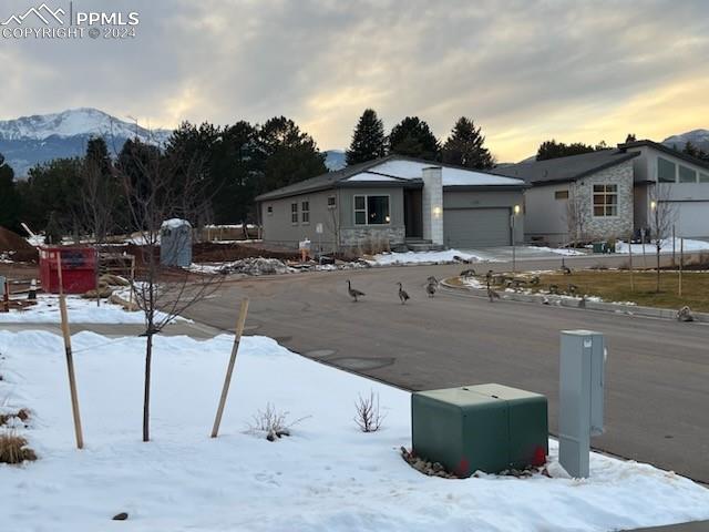 view of front of house featuring a garage and a mountain view