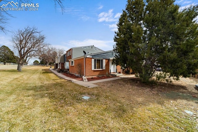 view of side of property featuring a lawn