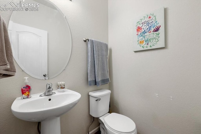 bathroom featuring sink and toilet