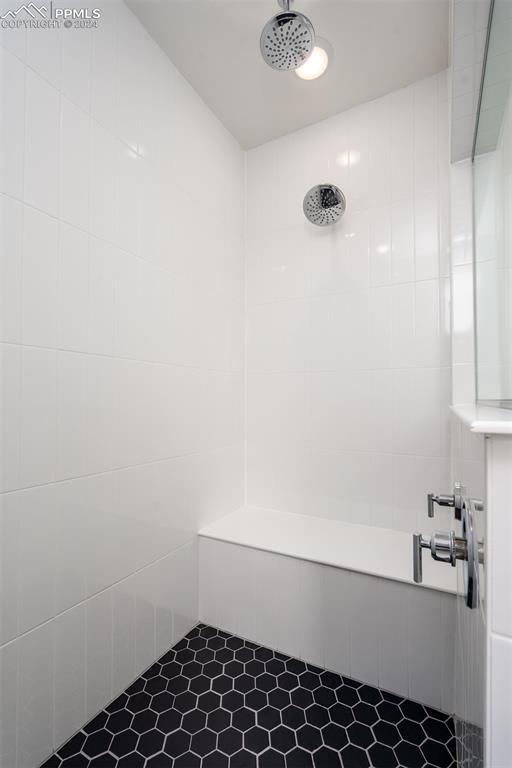 bathroom featuring a tile shower