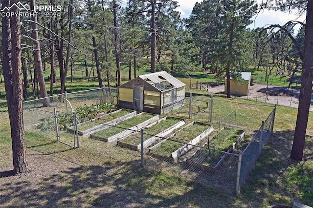 view of yard featuring a shed