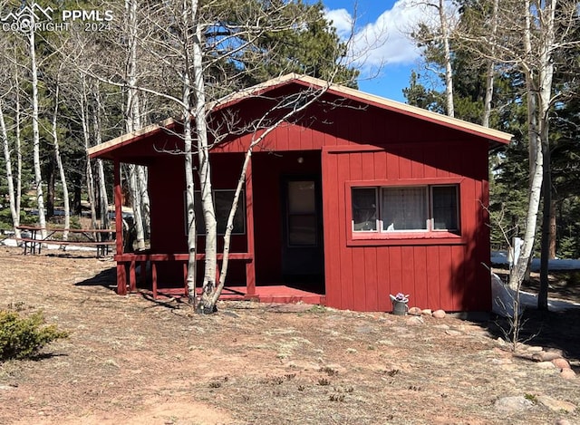 view of front of house featuring an outdoor structure