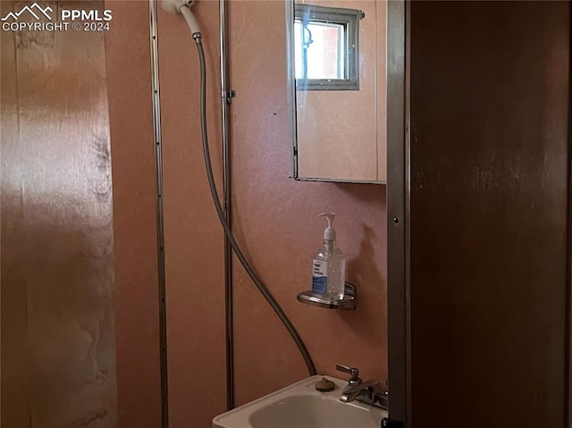 bathroom featuring sink