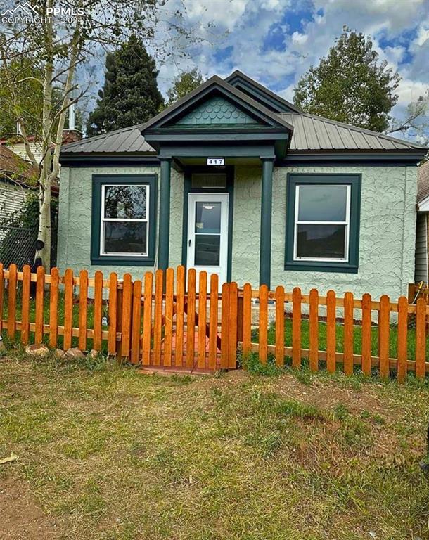 bungalow-style home with a front lawn