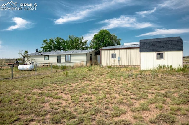 view of yard featuring an outdoor structure