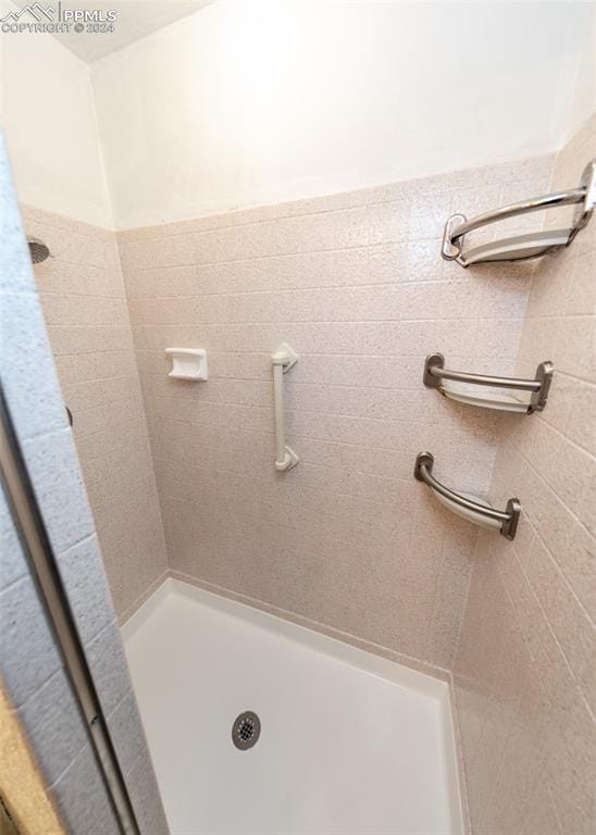 bathroom featuring a tile shower