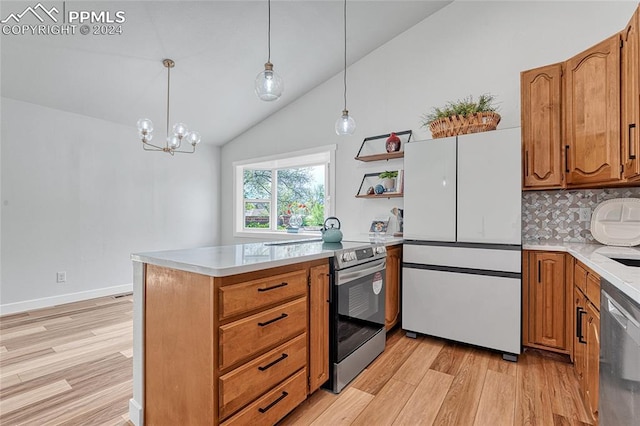 kitchen featuring light wood-type flooring, a notable chandelier, stainless steel appliances, decorative backsplash, and lofted ceiling