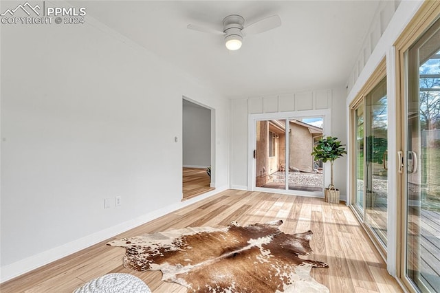 sunroom featuring ceiling fan