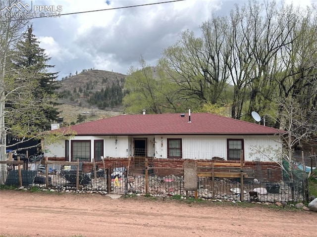 ranch-style home with a mountain view