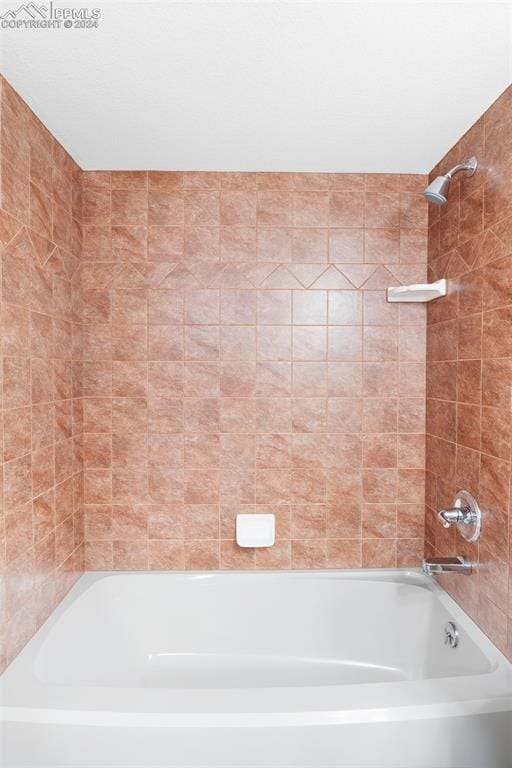 bathroom with tiled shower / bath