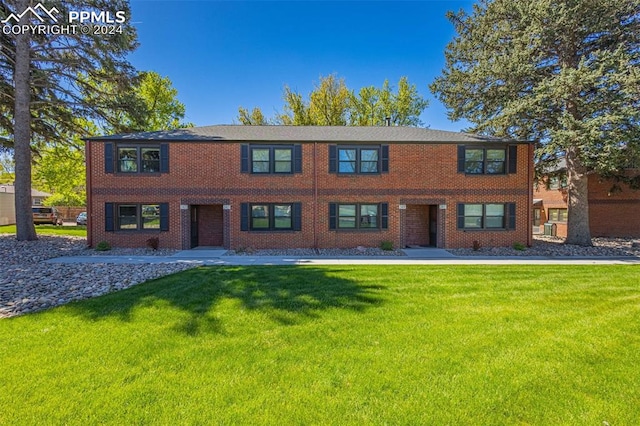 view of front of home featuring a front yard