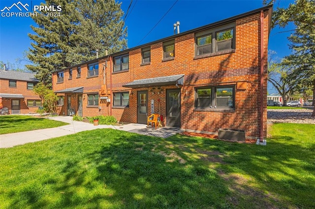 exterior space featuring a front yard