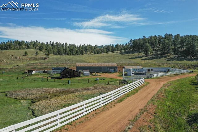 view of yard featuring an outdoor structure and a rural view