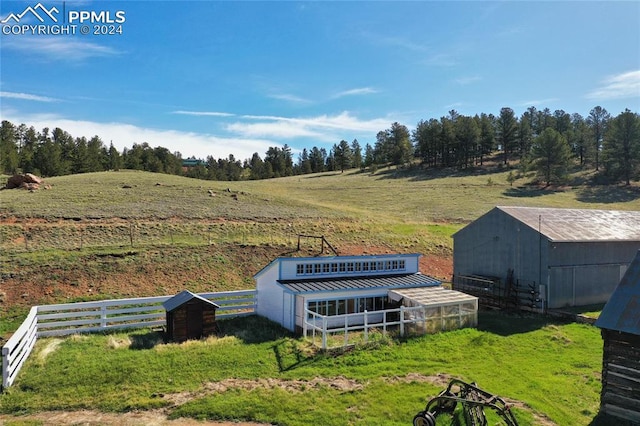 view of yard featuring a rural view