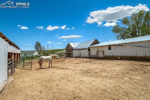 view of yard with an outbuilding