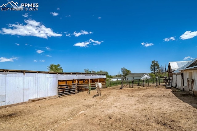 view of yard with an outbuilding