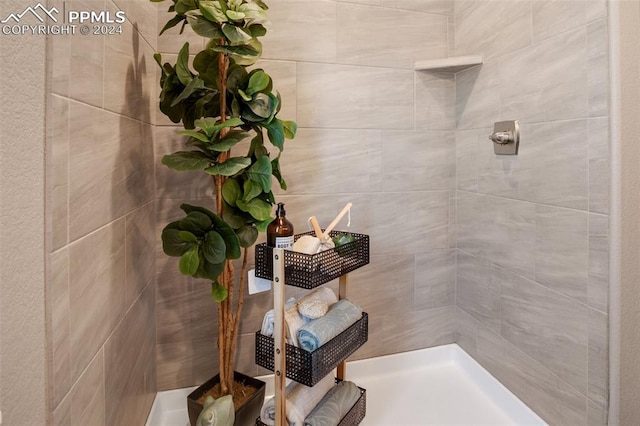 bathroom featuring a tile shower