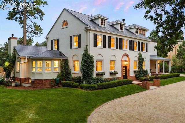 view of front of house featuring a yard