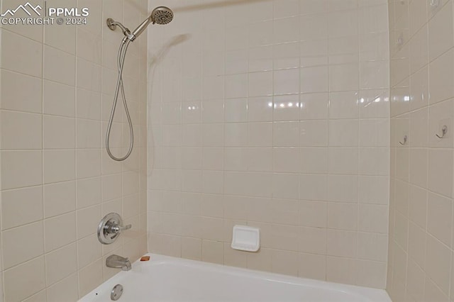 bathroom with tiled shower / bath combo