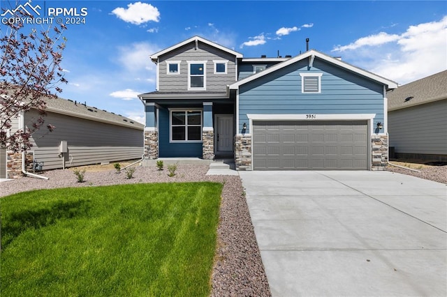 craftsman-style home featuring a front lawn