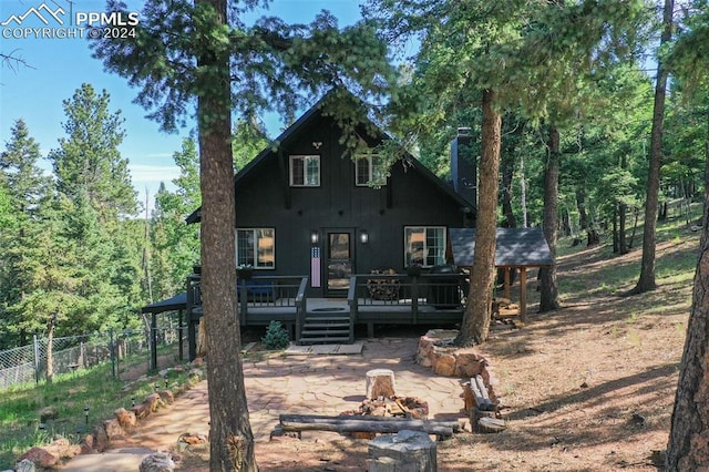 view of front of property featuring an outdoor fire pit and a wooden deck