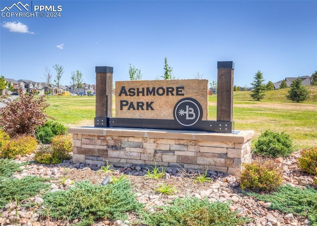 community sign with a yard