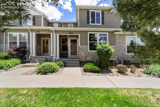 view of front of property with a front yard